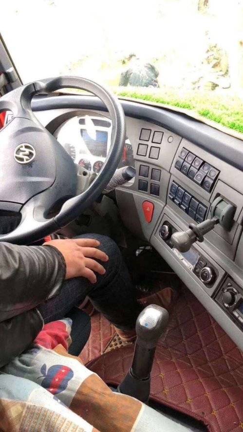 自卸车 上汽红岩 390马力