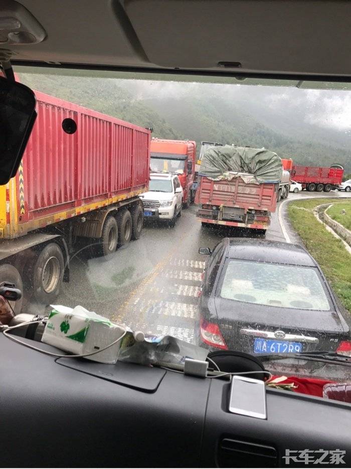 折多山车祸堵车严重折