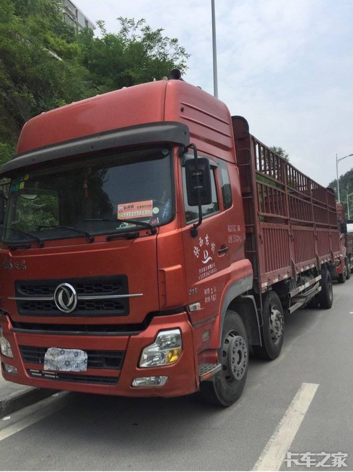 东风天龙9.6米前四后四载货车转.