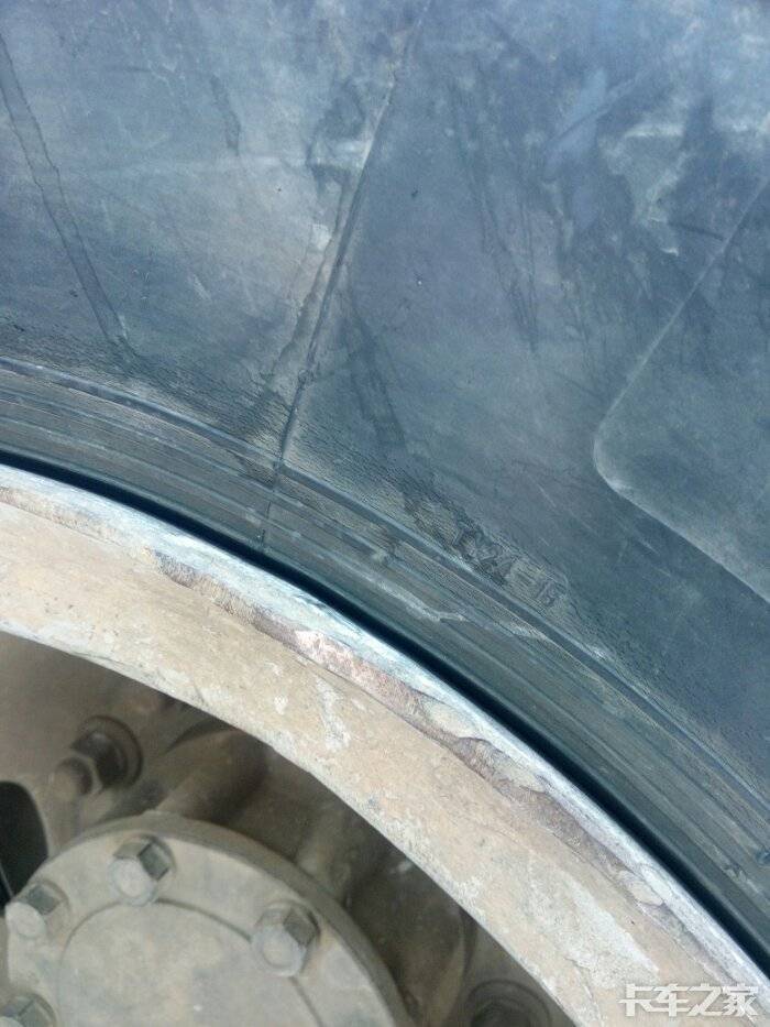 轮胎起沙眼是怎么回事