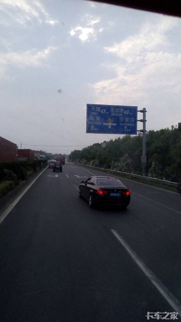 锡太公路对象太仓方向堵车,两车.