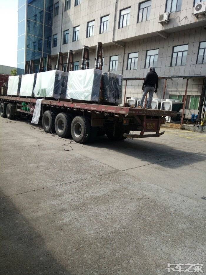 这么热的天顶着大太阳卸玻璃