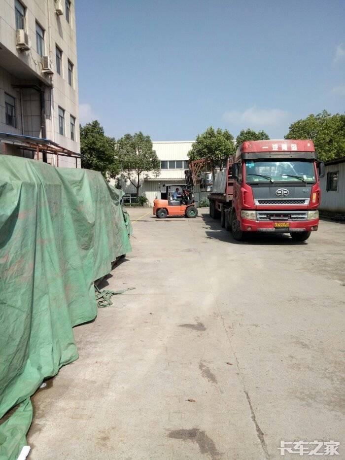 这么热的天 顶着大太阳卸玻璃 .