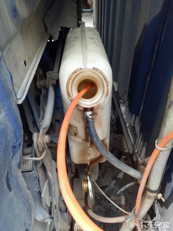 江淮骏铃副水箱每天都要加水水