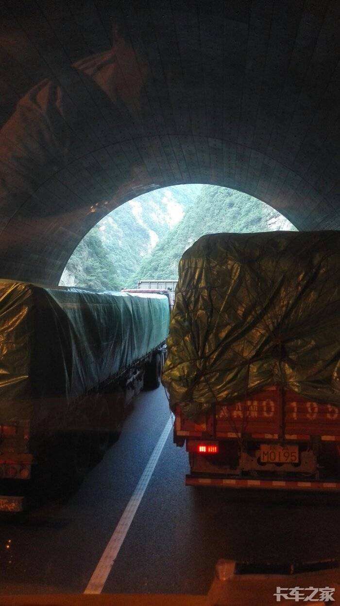 秦岭隧道堵车照片图片
