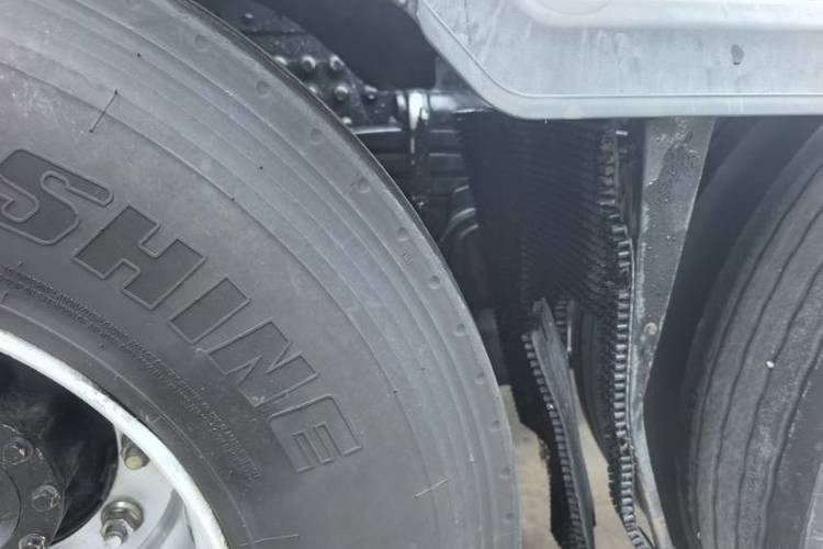 二手青岛解放 550马力 牵引车