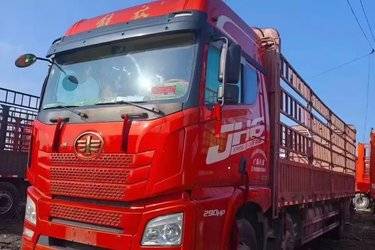 二手青岛解放 JH6重卡 领航版2.0 290马力 6X2 9.5米仓栅式载货车(国六) 前四后四 锡柴二手载货车 黄牌