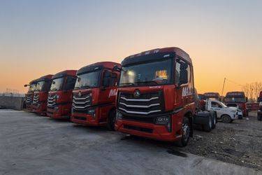 二手中国重汽 HOWO Max重卡 480马力 6X4 LNG自动档牵引车(国六) 双驱 潍柴二手牵引车 黄牌图片