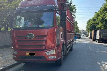二手一汽解放 J6L中卡 精英版 240马力 4X2 6.75米仓栅式载货车(国六) 单桥 大柴二手载货车 黄牌