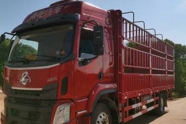 二手东风柳汽 乘龙H5中卡 240马力 4X2 6.8米仓栅式载货车(国五) 单桥 玉柴二手载货车 黄牌