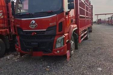 二手东风柳汽 乘龙H5中卡 260马力 4X2 6.8米仓栅式载货车(国六) 单桥 玉柴二手载货车 黄牌