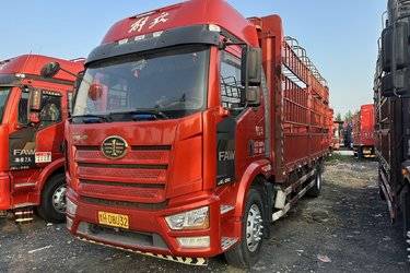 二手一汽解放 J6L中卡 尊享版 绿通款 260马力 4X2 6.75米仓栅式载货车(国六) 单桥 大柴二手载货车 黄牌