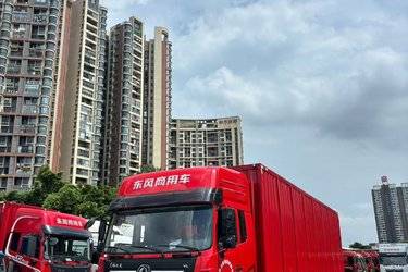 二手东风商用车 天龙VL重卡 350马力 8X4 9.6米厢式载货车  东风股份二手载货车图片