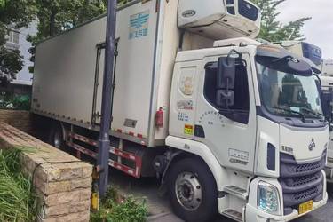 二手东风柳汽 乘龙M3中卡 200马力 4X2 7.8米厢式载货车(国五) 单桥 东风康明斯二手载货车 黄牌