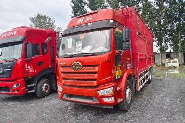 二手一汽解放 J6L中卡 尊享版 绿通 260马力 4X2 6.75米仓栅式载货车(国六) 单桥 大柴二手载货车 黄牌图片