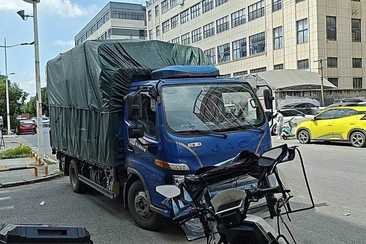 二手江淮骏铃 150马力 载货车