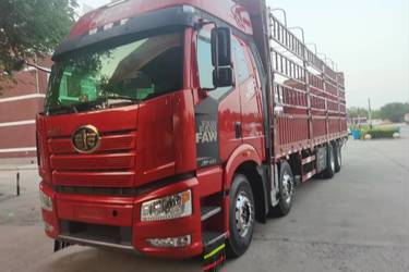 二手一汽解放 新J6P重卡 绿通版 460马力 8X4 9.5米仓栅式载货车(国五) 前四后八 锡柴二手载货车 黄牌图片