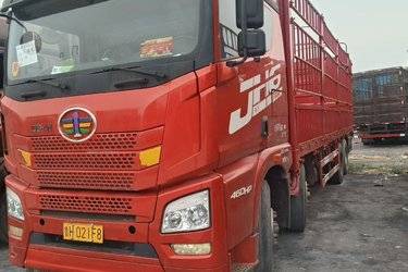 二手青岛解放 JH6重卡 460马力 8X4 9.5米仓栅式载货车(速比4.111)(国五) 前四后八 锡柴二手载货车 黄牌图片