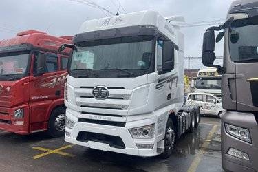 二手一汽解放 J7重卡 560马力 6X4 AMT自动挡牵引车(国六)(一汽解放12挡)(带液缓)(国六) 双驱 锡柴二手牵引车 黄牌图片