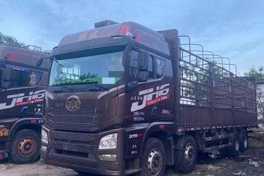 二手青岛解放 JH6重卡 375马力 8X4 9.5米载货车(12挡)(国五) 前四后八 潍柴二手载货车 黄牌图片