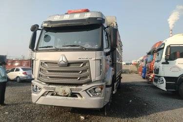 二手中国重汽 豪沃NX中卡 豪华款 270马力 4X2 6.7米仓栅式载货车(国六) 单桥 曼二手载货车 黄牌图片