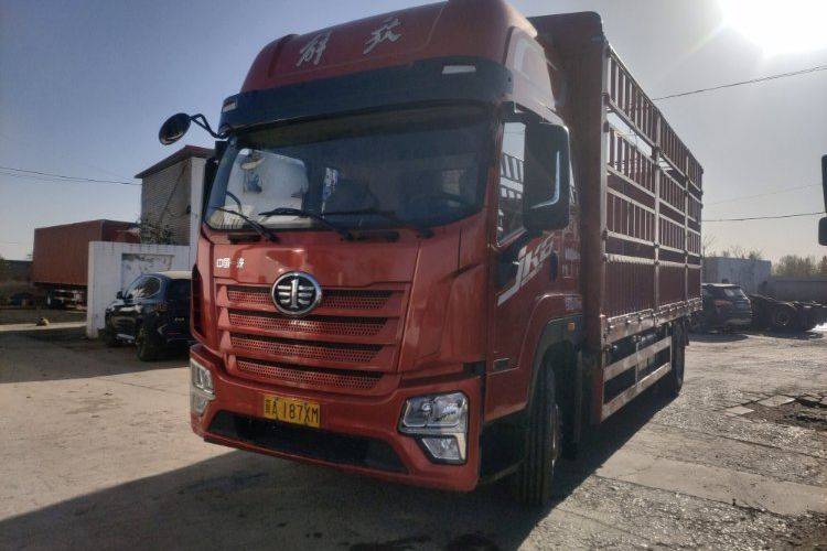 青岛解放 220马力 载货车