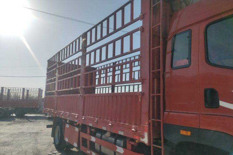 青岛解放 220马力 载货车