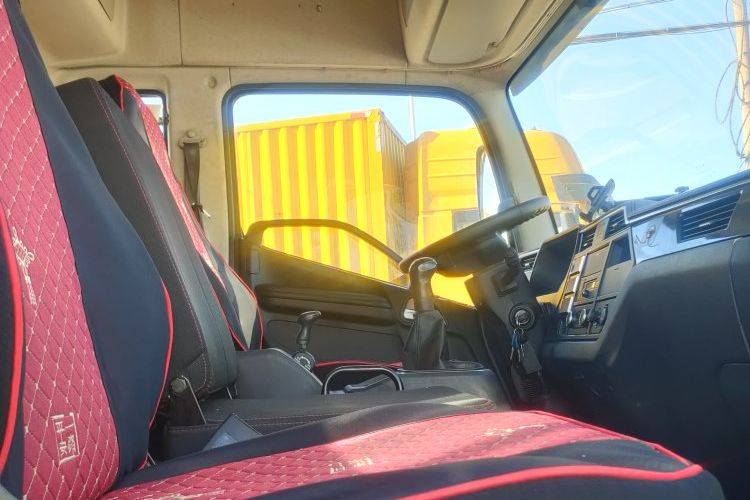 青岛解放 220马力 载货车