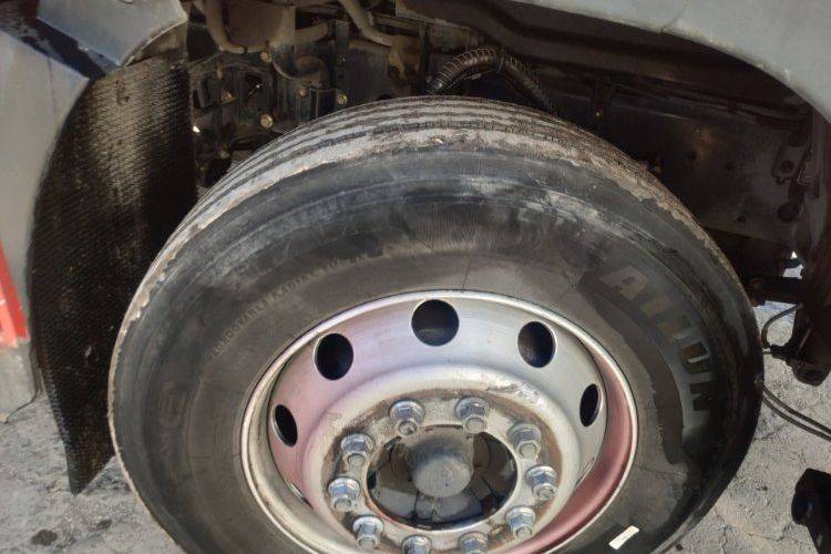 青岛解放 220马力 载货车