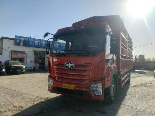 青岛解放 220马力 载货车
