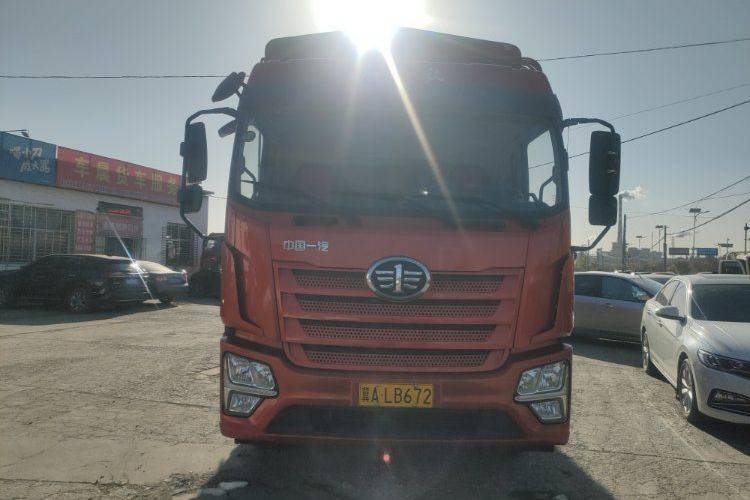 青岛解放 220马力 载货车