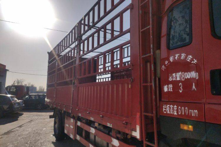 青岛解放 220马力 载货车