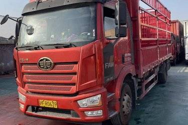 二手一汽解放 J6L中卡 尊享版 260马力 4X2 6.75米仓栅式载货车(国六) 单桥 锡柴二手载货车 黄牌图片