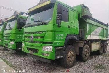 二手中国重汽 HOWO重卡 380马力 8X4 5.6米自卸车(国五) 前四后八 中国重汽二手自卸车 黄牌图片