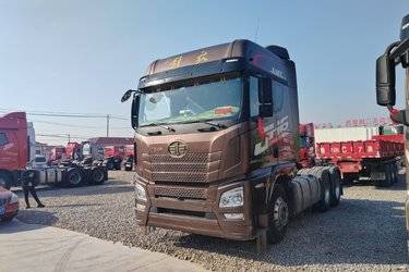 二手青岛解放 JH6重卡 460马力 6X4 AMT自动挡牵引车(国五) 双驱 锡柴二手牵引车 黄牌图片