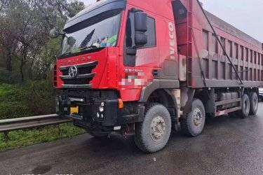 二手上汽红岩 杰狮C500重卡 520马力 8X4 8米自卸车(国五) 前四后八 上菲红二手自卸车 黄牌图片