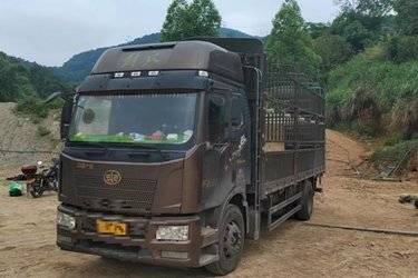 二手一汽解放 J6L中卡 240马力 6X2 6.8米仓栅式载货车(国五) 前四后四 大柴二手载货车 黄牌图片