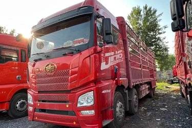 二手青岛解放 JH6重卡 460马力 8X4 9.5米仓栅式载货车(国六) 前四后八 锡柴二手载货车 黄牌图片