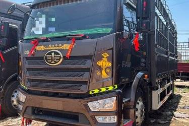 二手一汽解放 J6L中卡 2020款 领航版 南方款 240马力 4X2 6.75米仓栅式载货车(国五) 单桥 锡柴二手载货车 黄牌图片
