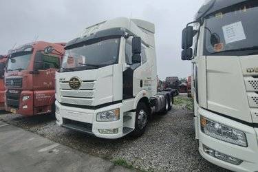 二手一汽解放 新J6P重卡 领航版2.0 550马力 6X4 AMT自动挡牵引车(国五) 双驱 锡柴二手牵引车 黄牌图片