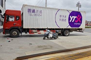 二手东风 多利卡D12中卡 220马力 4X2 9.85米厢式载货车(国五) 单桥 东风康明斯二手载货车 黄牌图片