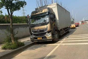 二手福田 奥铃大黄蜂 210马力 9.78米排半翼开启载货车(国六) 单桥 康明斯二手载货车 黄牌图片