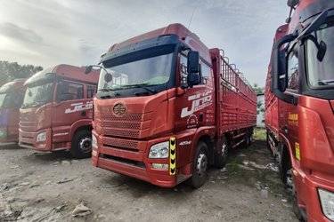 二手青岛解放 JH6重卡 420马力 8X4 9.5米仓栅式载货车(3.727速比)(国五) 前四后八 一汽解放二手载货车 黄牌图片