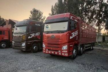 二手青岛解放 JH6重卡 领航版2.0 460马力 8X4 9.5米仓栅式载货车(457升级冲焊桥)(国五) 前四后八 潍柴二手载货车 黄牌图片