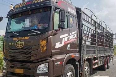 二手青岛解放 JH6重卡 400马力 8X4 9.5米仓栅式载货车(法士特12挡)(国五) 前四后八 潍柴二手载货车 黄牌图片