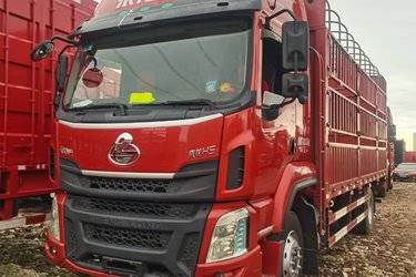 二手东风柳汽 乘龙H5中卡 240马力 4X2 6.8米仓栅式载货车(国五) 单桥 玉柴二手载货车 黄牌图片