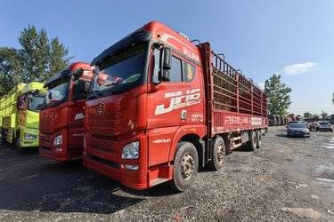 二手青岛解放 JH6重卡 领航版2.0 460马力 8X4 9.4米仓栅式载货车(国五) 前四后八 锡柴二手载货车 黄牌图片