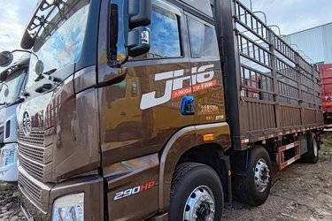 二手青岛解放 JH6重卡 290马力 6X2 7.6米仓栅式载货车(国五) 前四后四 锡柴二手载货车 黄牌图片