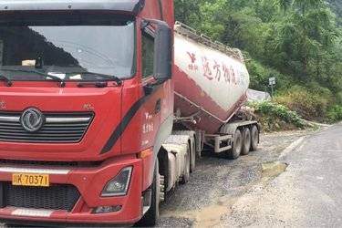 二手东风商用车 天龙KL重卡 560马力 6X4牵引车(国六)(速比3.636)(国六) 双驱 东风康明斯二手牵引车 黄牌图片