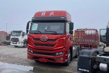 二手青岛解放 悍VH 480马力 6X4 牵引车(国六) 双驱 潍柴二手牵引车 黄牌